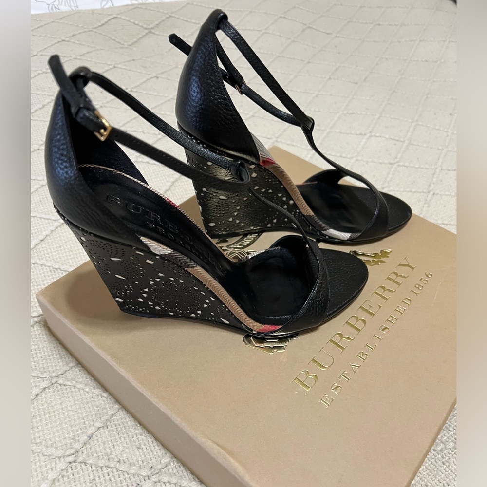 Burberry Sandals Black.